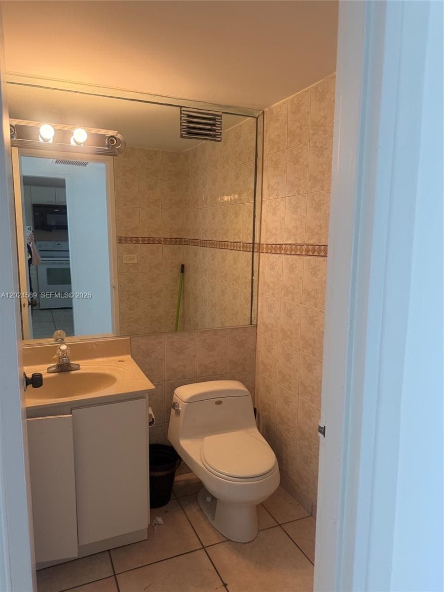 5601 COLLINS AV # 607, Miami Beach FL 33140 — 8