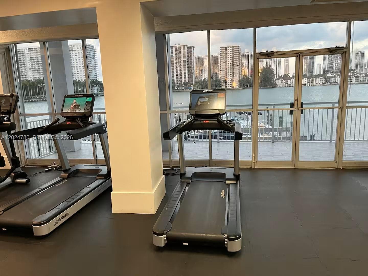 18081 Biscayne Blvd # 1904, Aventura FL 33160 — 37
