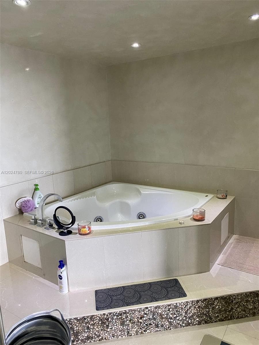 18081 Biscayne Blvd # 1904, Aventura FL 33160 — 21