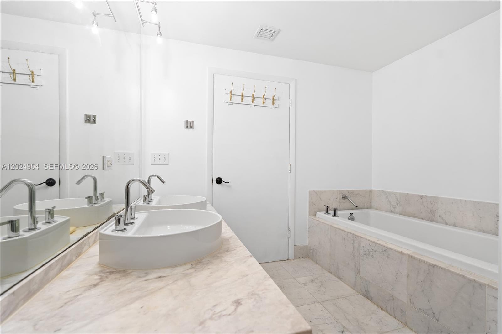 244 Biscayne Blvd # 3108, Miami FL 33132 — 16