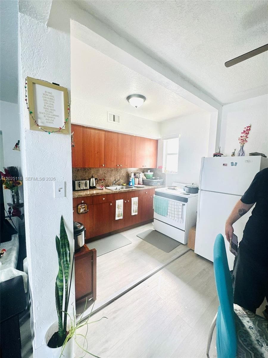 2371 SW 27th St, Miami FL 33133 — 7