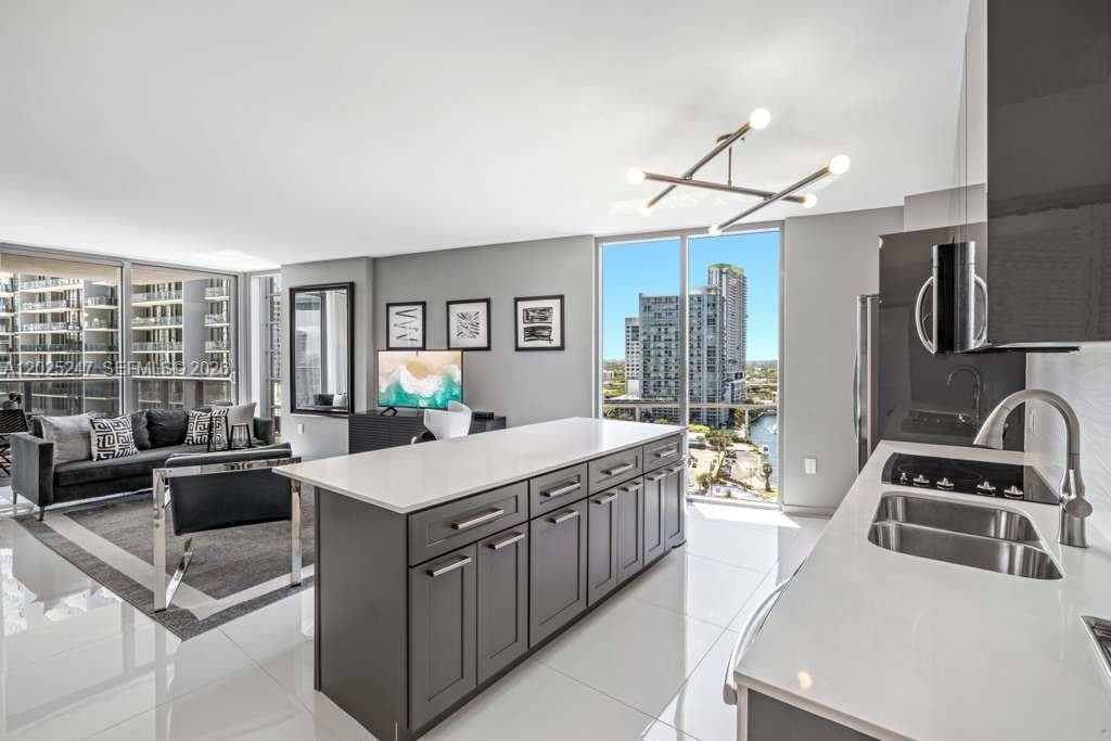 31 SE 6th St # 2101, Miami FL 33131 — 3