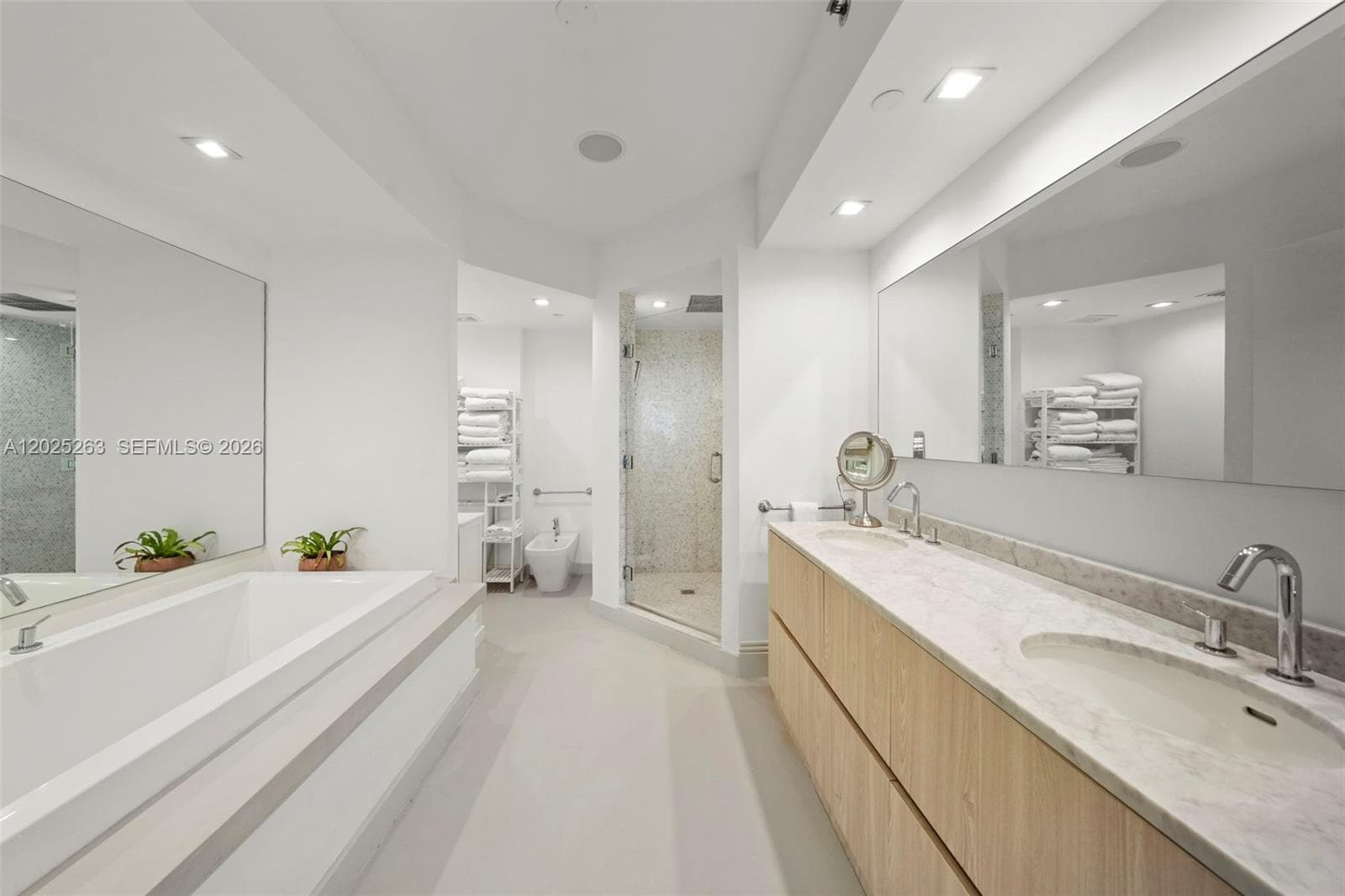 1000 S Pointe Dr # 2803, Miami Beach FL 33139 — 33