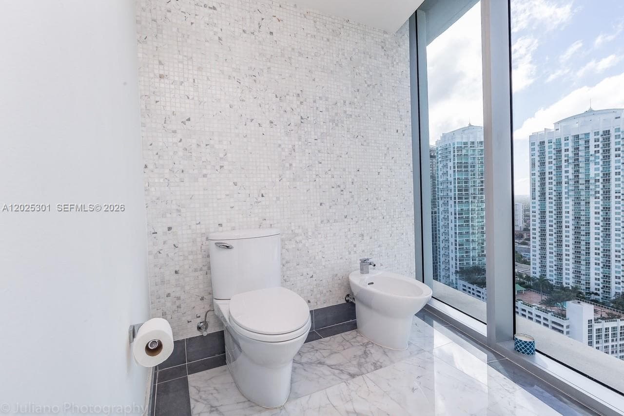 200 Biscayne Boulevard Way # 3102, Miami FL 33131 — 23