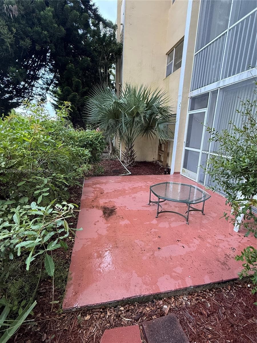 942 NE 199th St # 102, Miami FL 33179 — 17