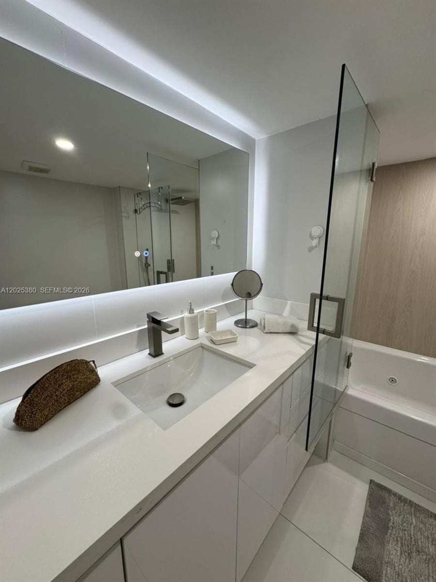 5401 Collins Ave # 920, Miami Beach FL 33140 — 5