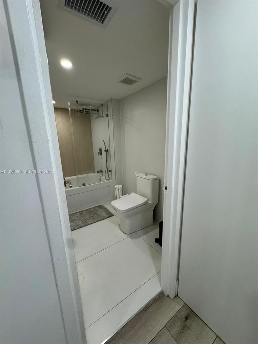 5401 Collins Ave # 920, Miami Beach FL 33140 — 30
