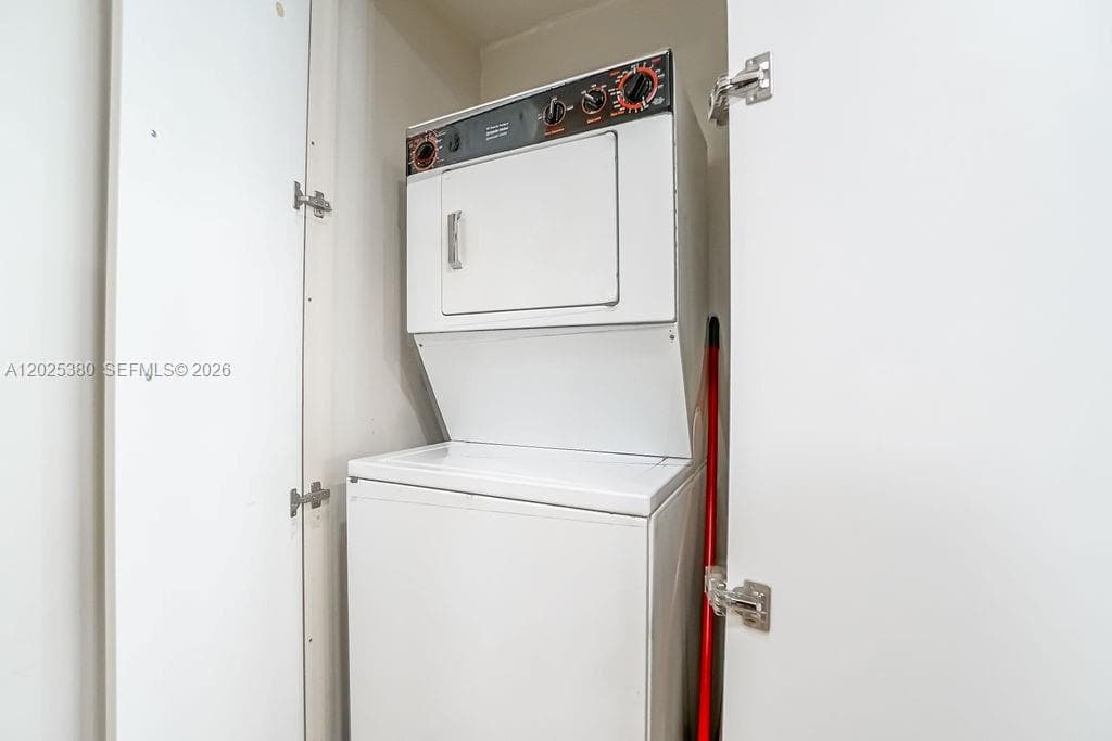 5401 Collins Ave # 920, Miami Beach FL 33140 — 35
