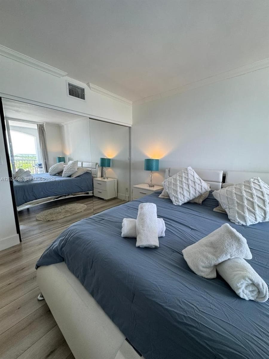 5401 Collins Ave # 920, Miami Beach FL 33140 — 25