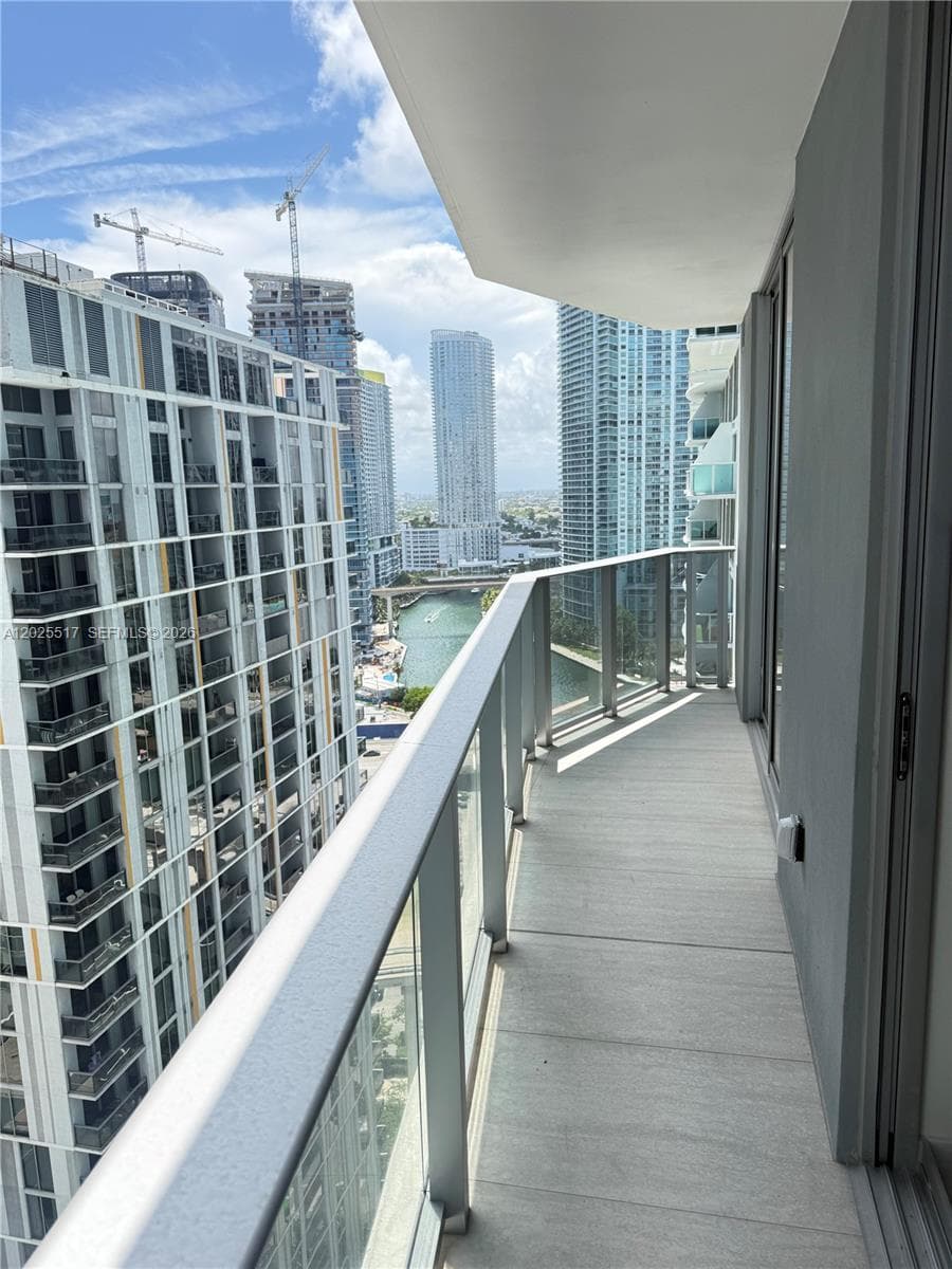 77 SE 5 # 2307, Miami FL 33131 — 2