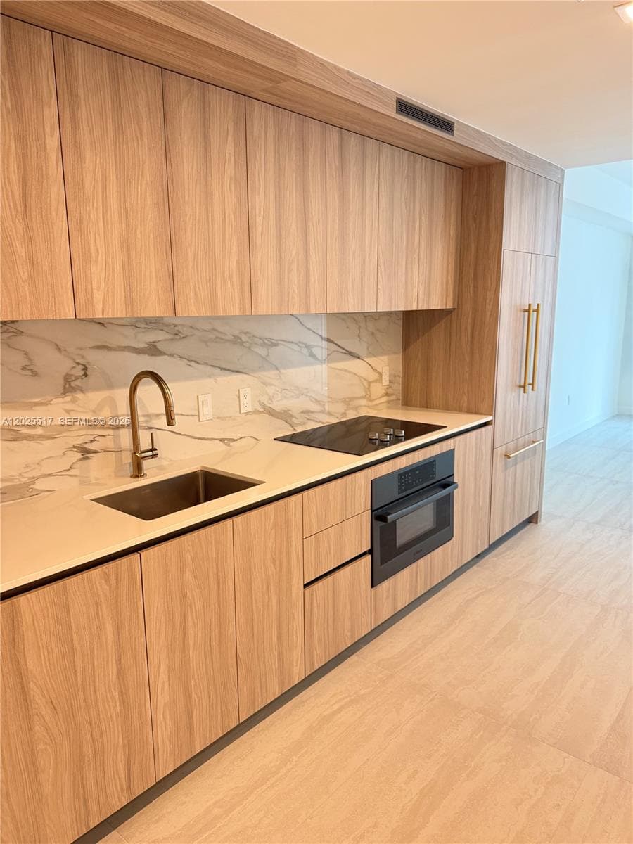 77 SE 5 # 2307, Miami FL 33131 — 7