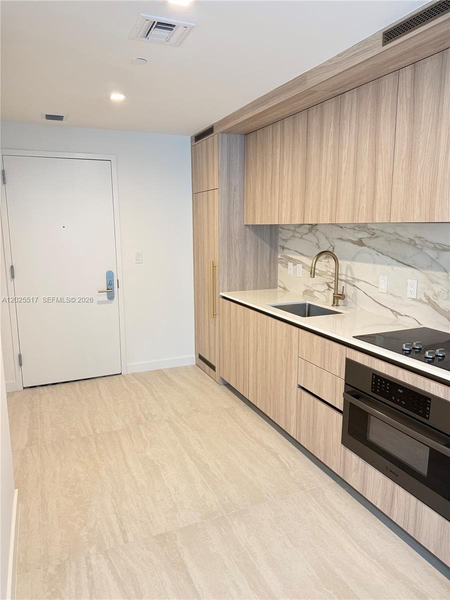 77 SE 5 # 2307, Miami FL 33131 — 3
