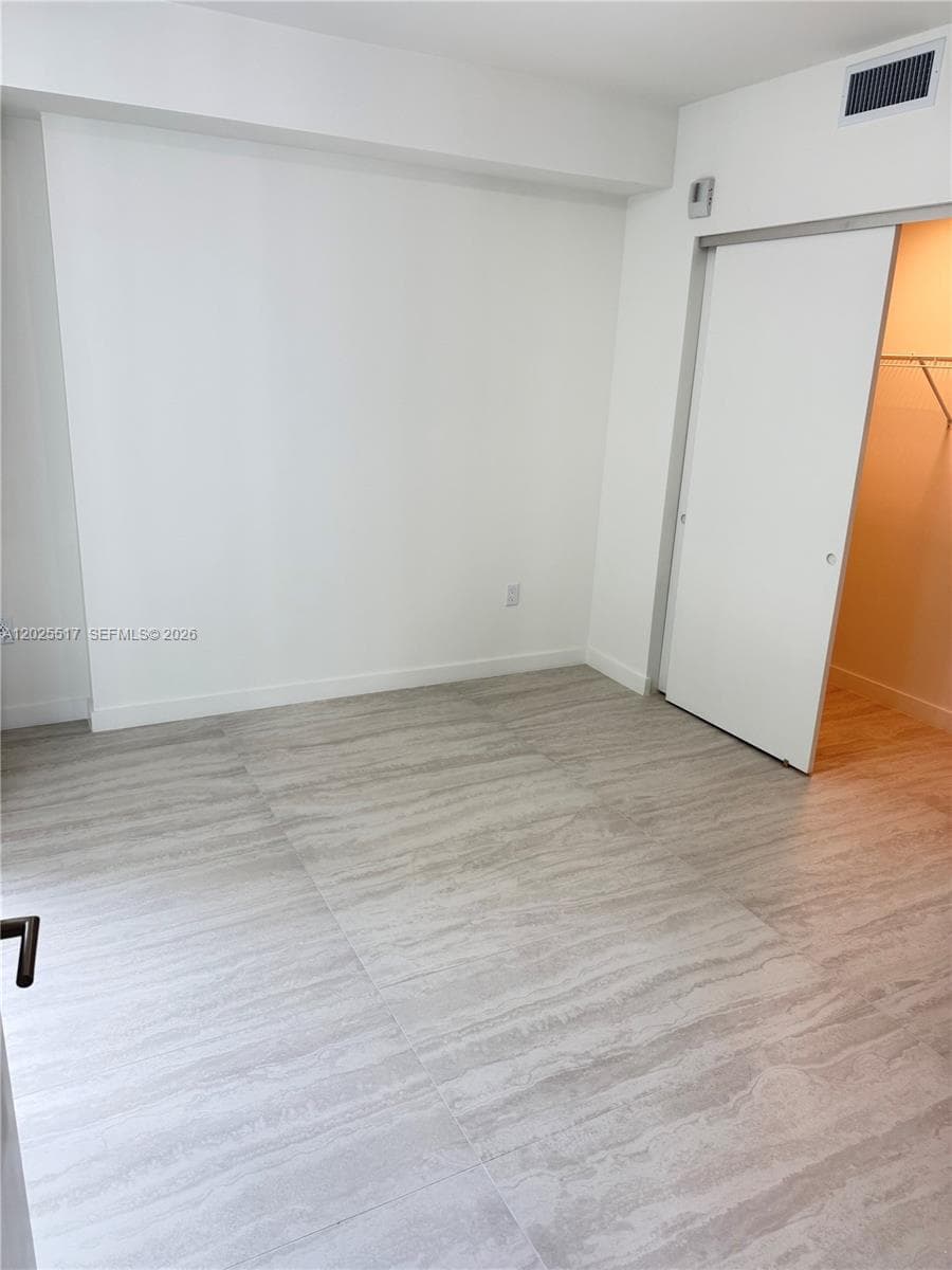 77 SE 5 # 2307, Miami FL 33131 — 9