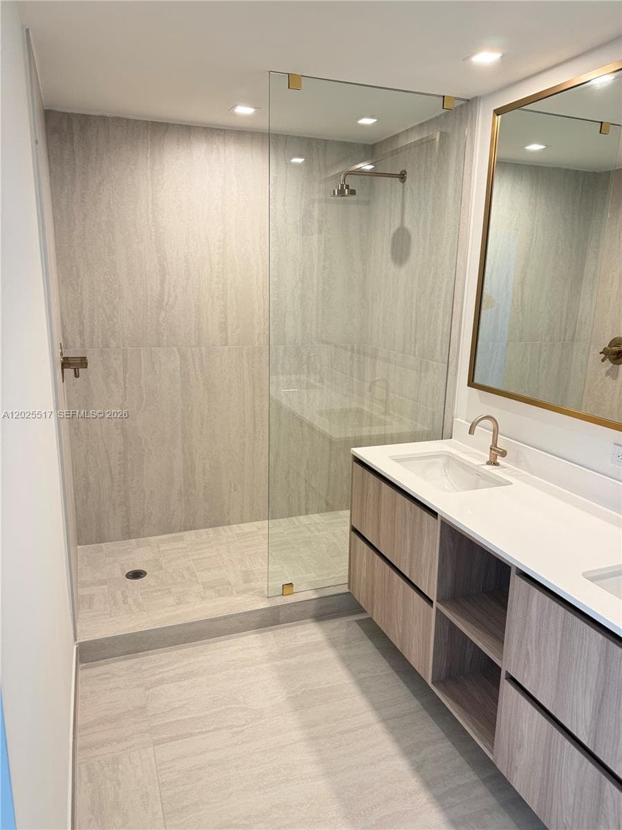 77 SE 5 # 2307, Miami FL 33131 — 14