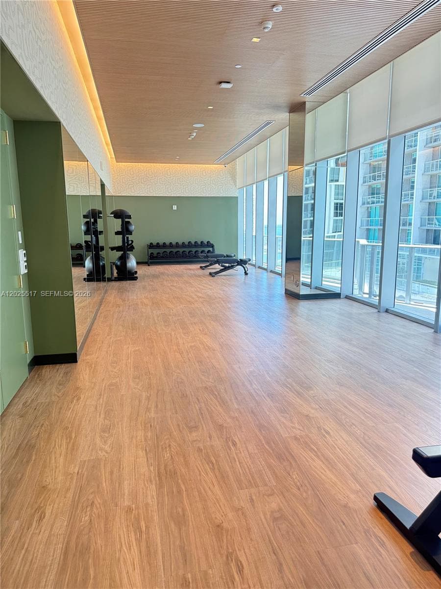 77 SE 5 # 2307, Miami FL 33131 — 25