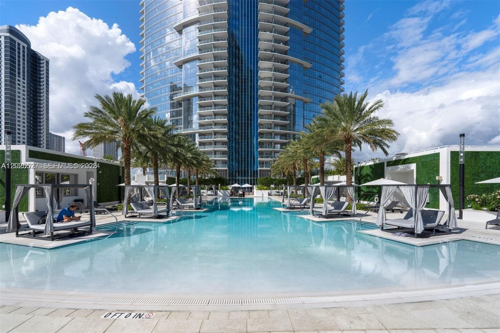 851 NE 1st Ave # 3909, Miami FL 33132 — 33