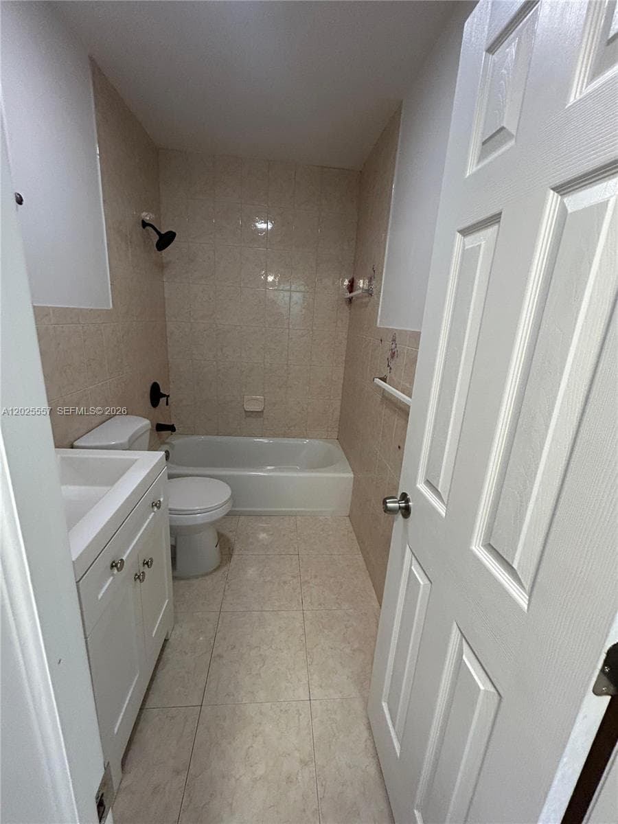 1450 NE 151st St # 101, Miami FL 33162 — 17