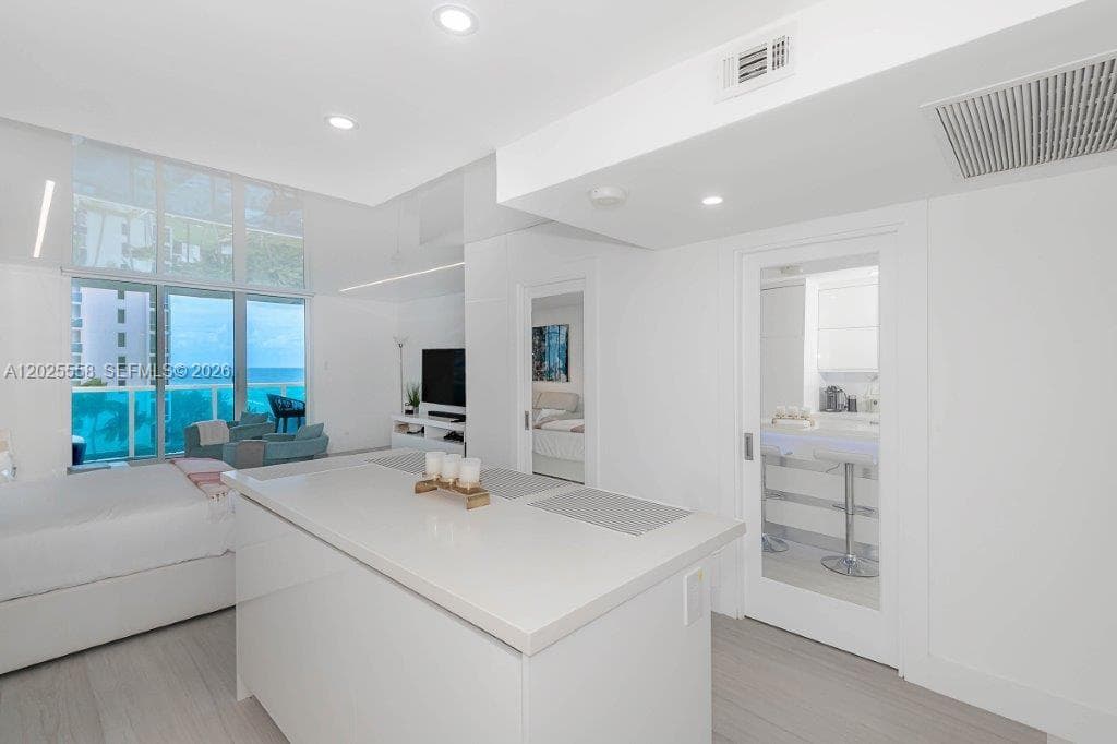2301 Collins Ave # 811, Miami Beach FL 33139 — 2