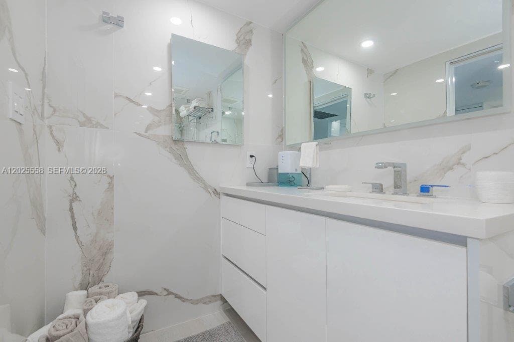 2301 Collins Ave # 811, Miami Beach FL 33139 — 20