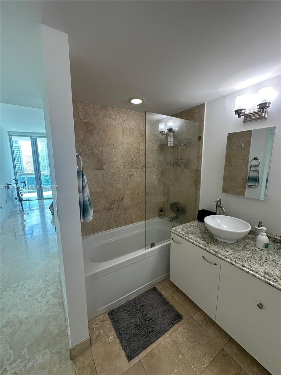 350 S Miami Ave # 2302, Miami FL 33130 — 33