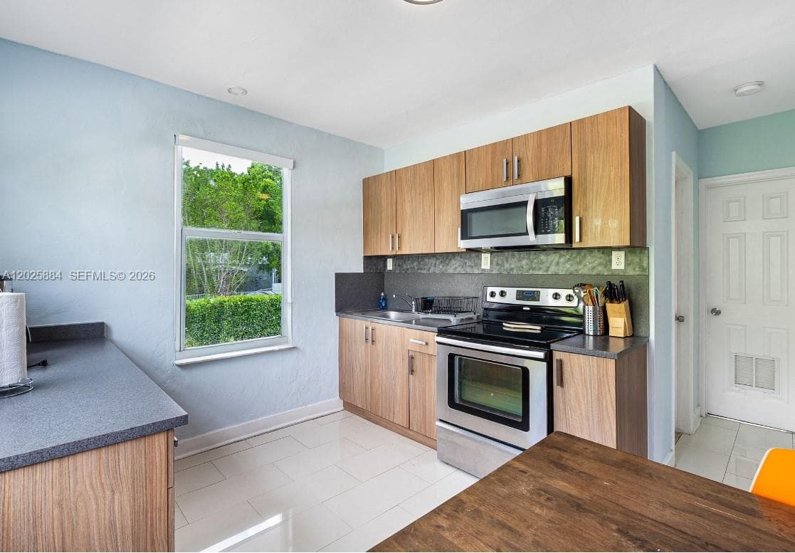 2255 SW 10th St # B, Miami FL 33135 — 20