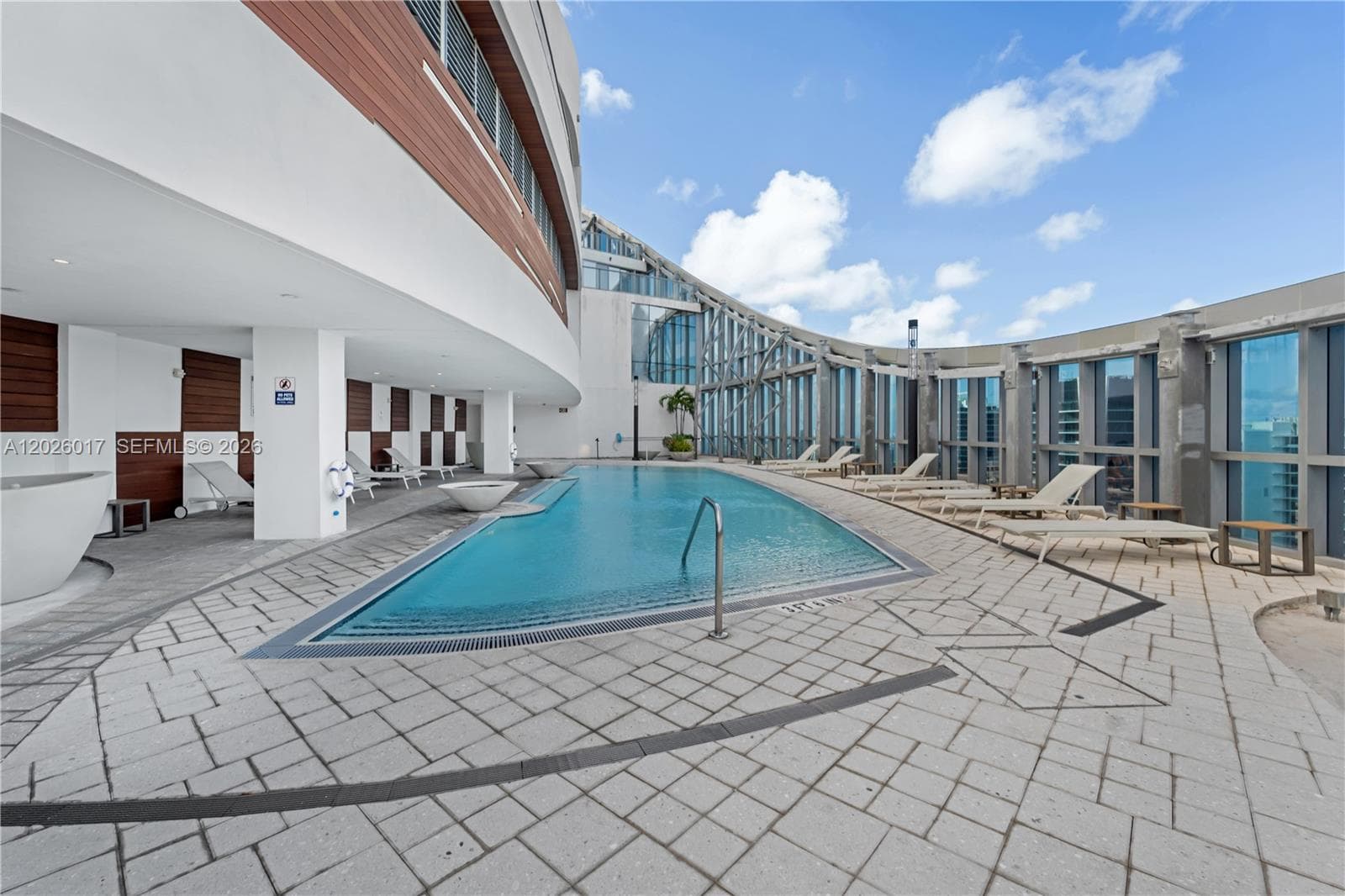 851 NE 1st Ave # 4201, Miami FL 33132 — 90
