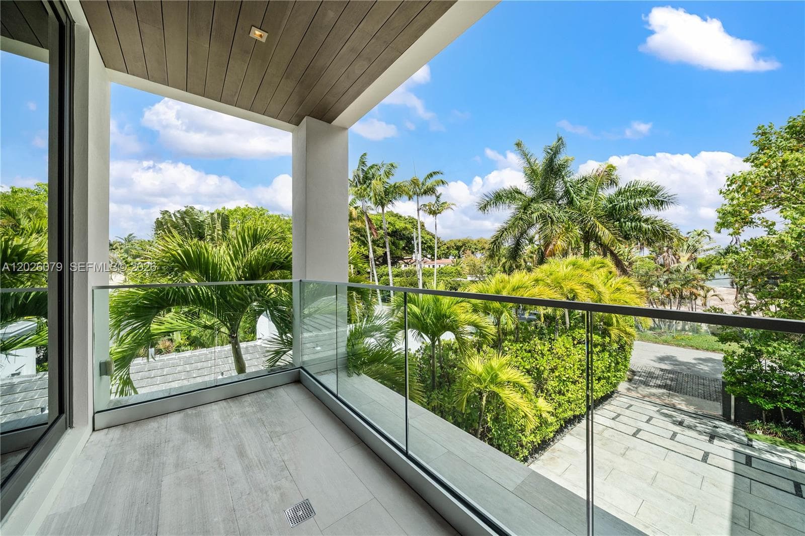 5061 N Bay Rd, Miami Beach FL 33140 — 32