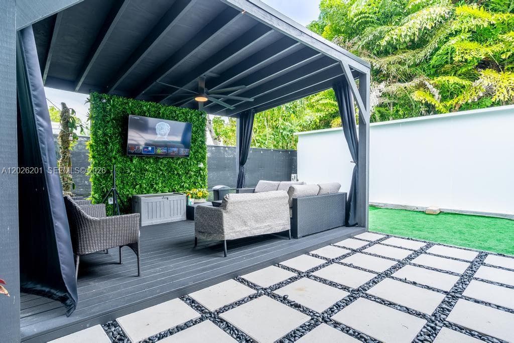 2257 SW 11th St, Miami FL 33135 — 10