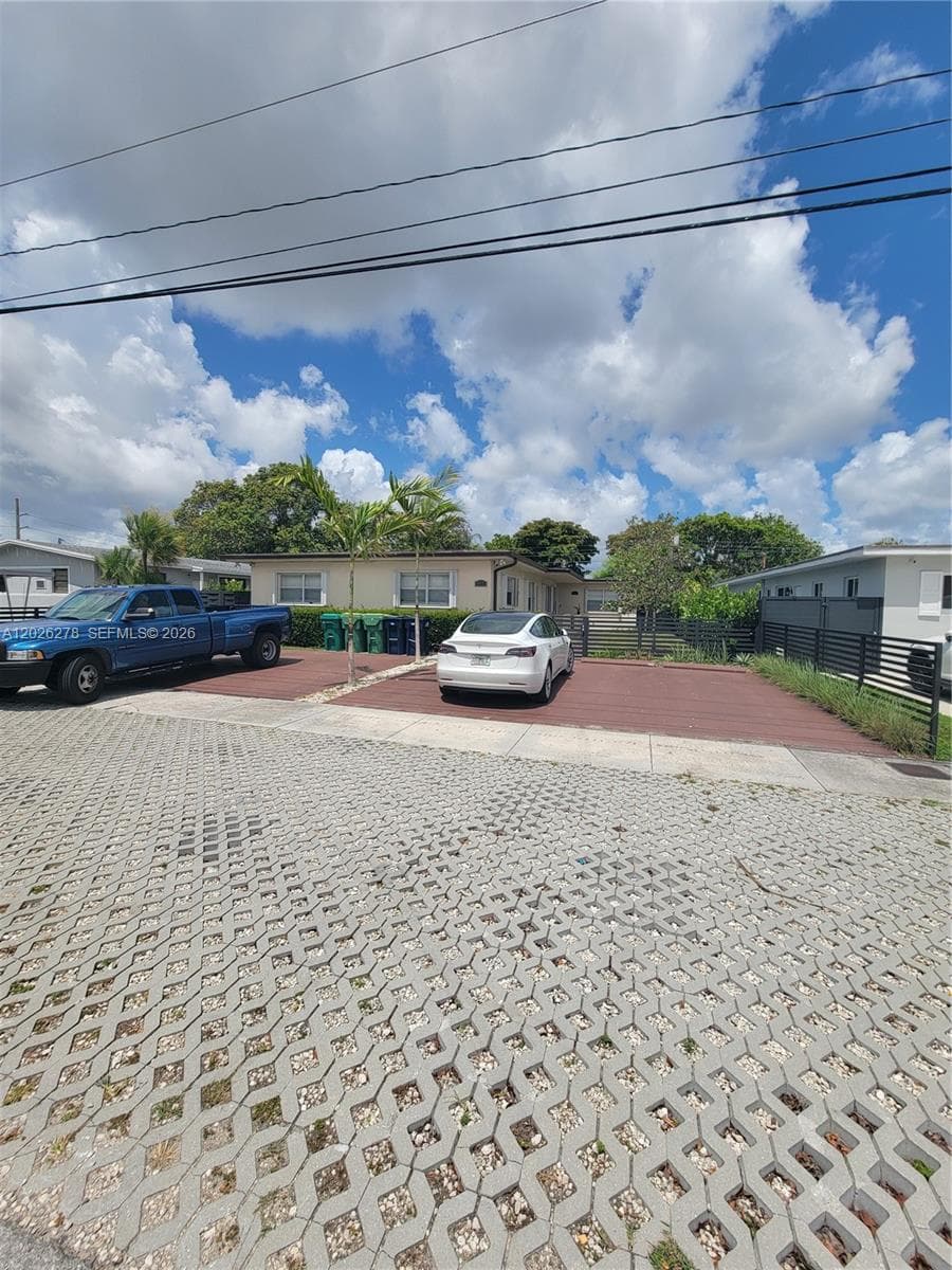 1052 SW 79th Ave, Miami FL 33144 — 2