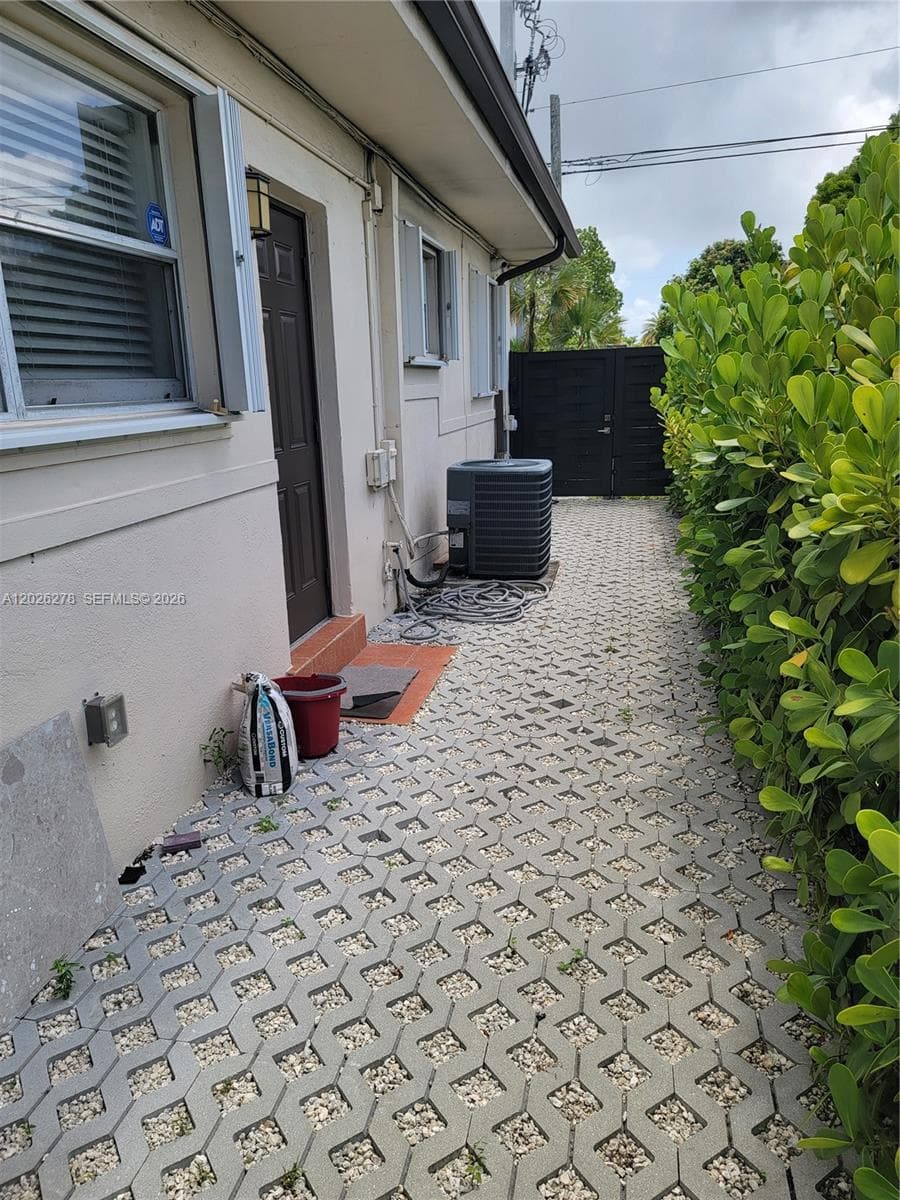 1052 SW 79th Ave, Miami FL 33144 — 17