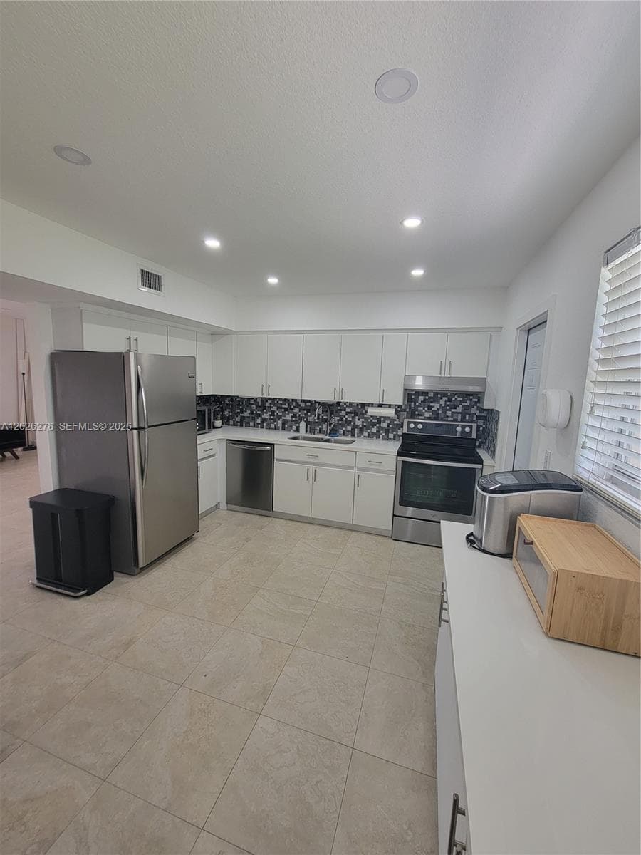 1052 SW 79th Ave, Miami FL 33144 — 7