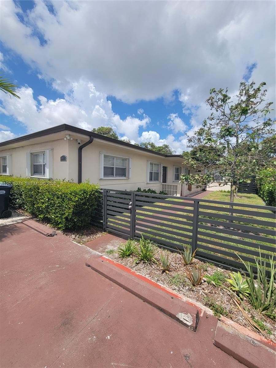 1052 SW 79th Ave, Miami FL 33144 — 1