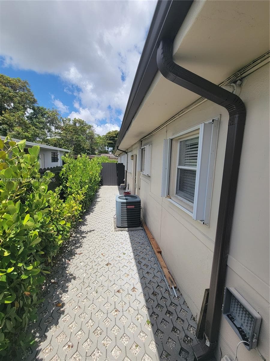 1052 SW 79th Ave, Miami FL 33144 — 4