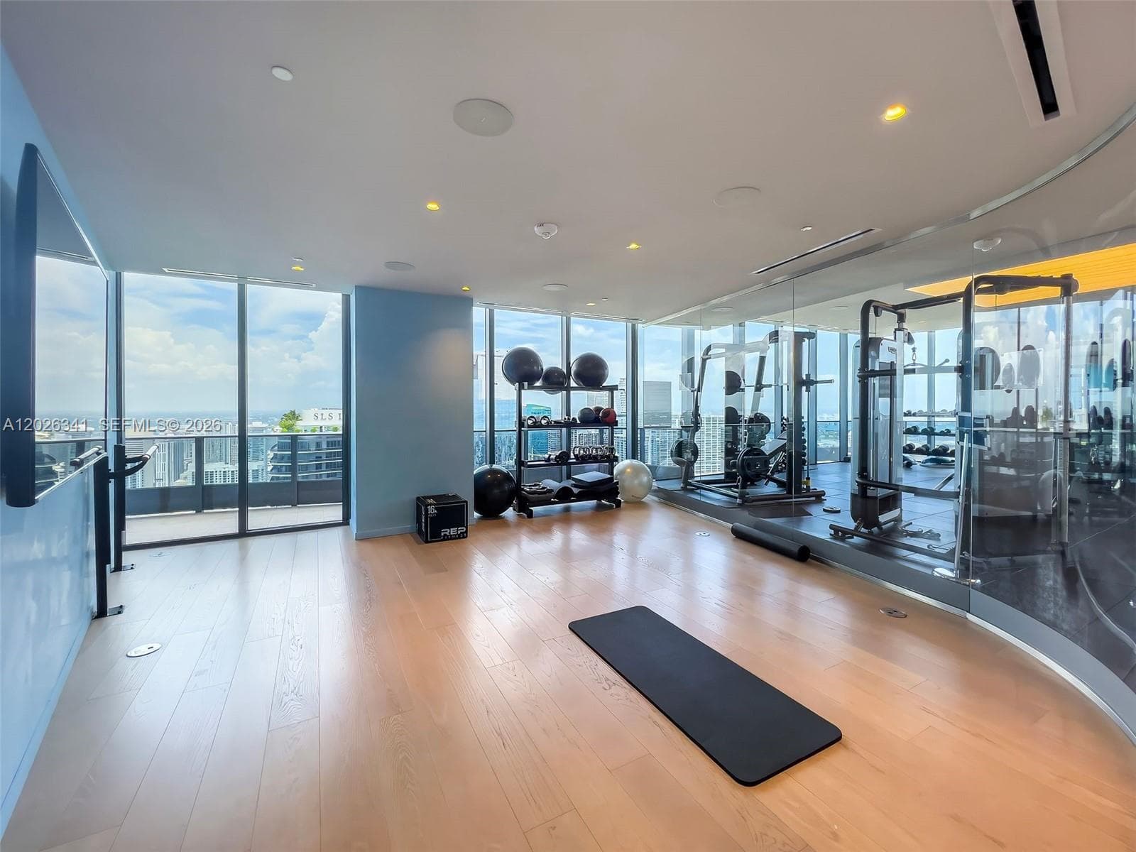 1000 Brickell Plz # 2111, Miami FL 33131 — 21