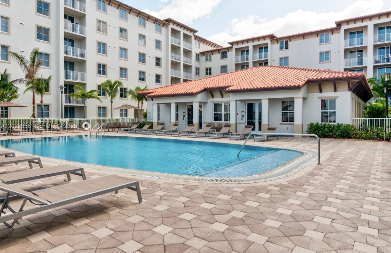 8290 Lake Dr # 143, Doral FL 33166 — 2