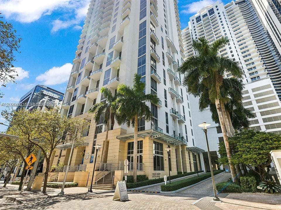 1060 Brickell Ave # 3915, Miami FL 33131 — 3