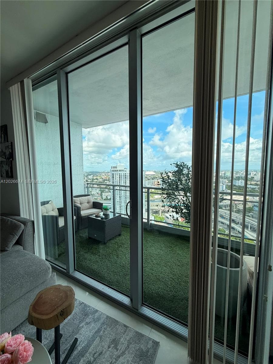 90 SW 3rd St # 4006, Miami FL 33130 — 2