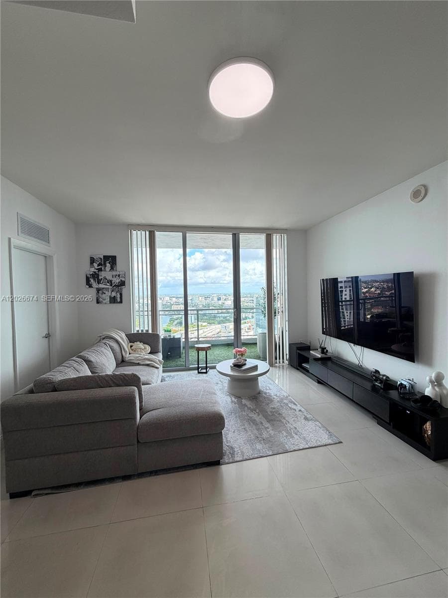 90 SW 3rd St # 4006, Miami FL 33130 — 3