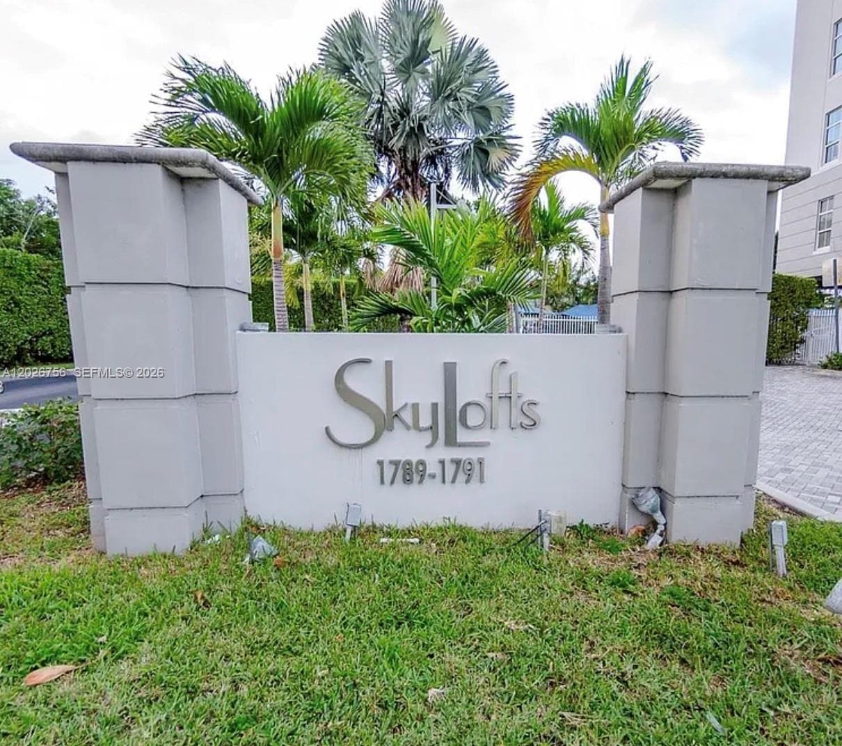 1791 NE MIAMI GARDENS DR # E405, Miami FL 33179 — 17