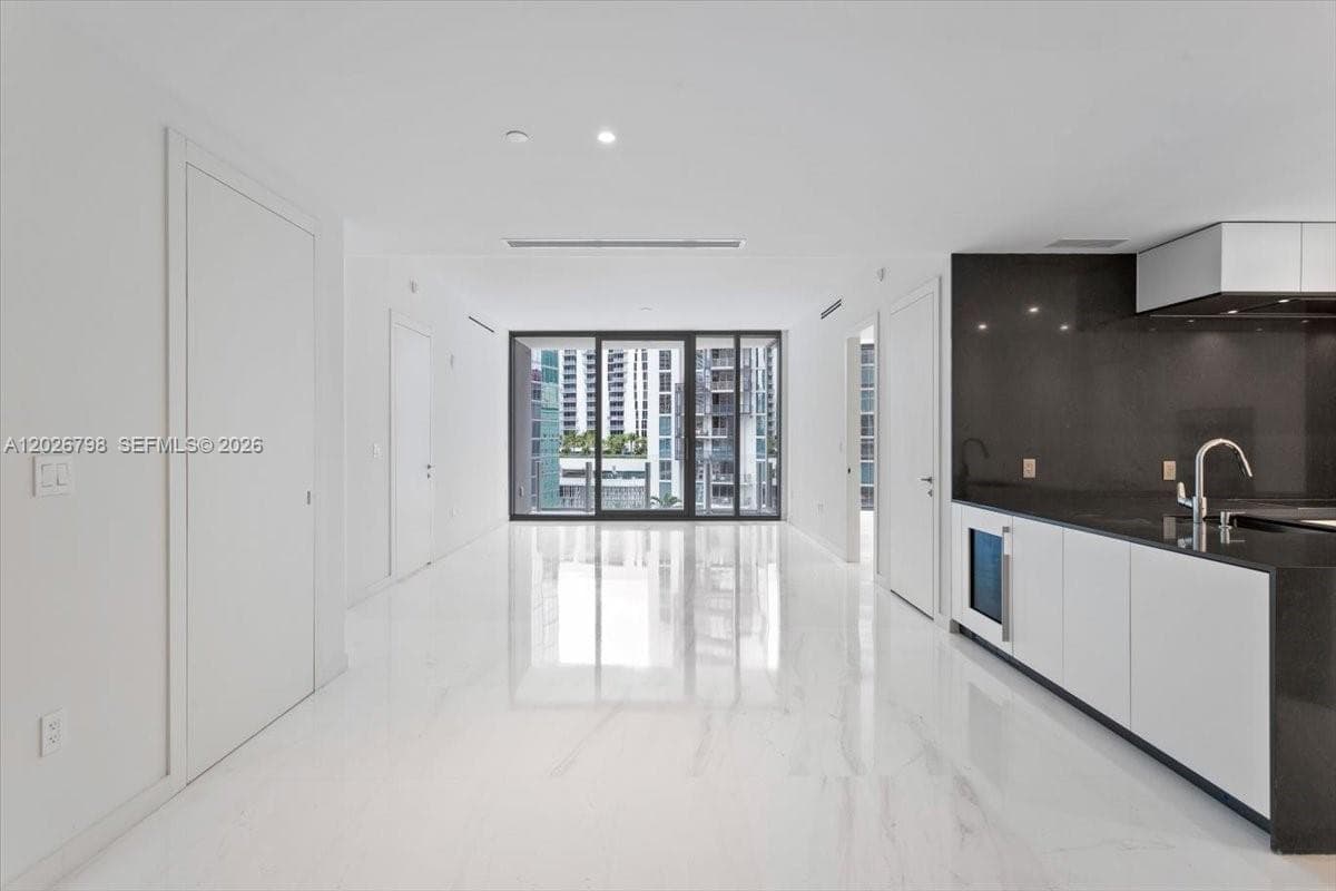 300 Biscayne Blvd Way # 4609, Miami FL 33131 — 1