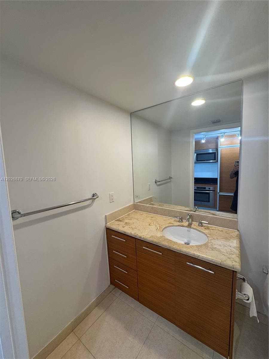 50 Biscayne Blvd # 3303, Miami FL 33132 — 28
