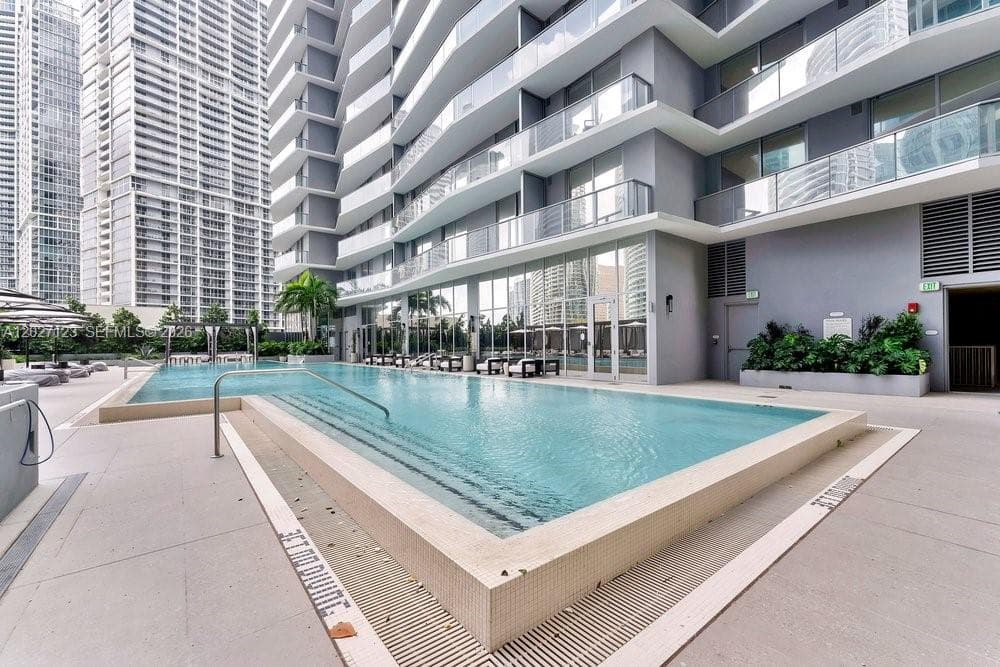 77 SE 5th # 1711, Miami FL 33131 — 19