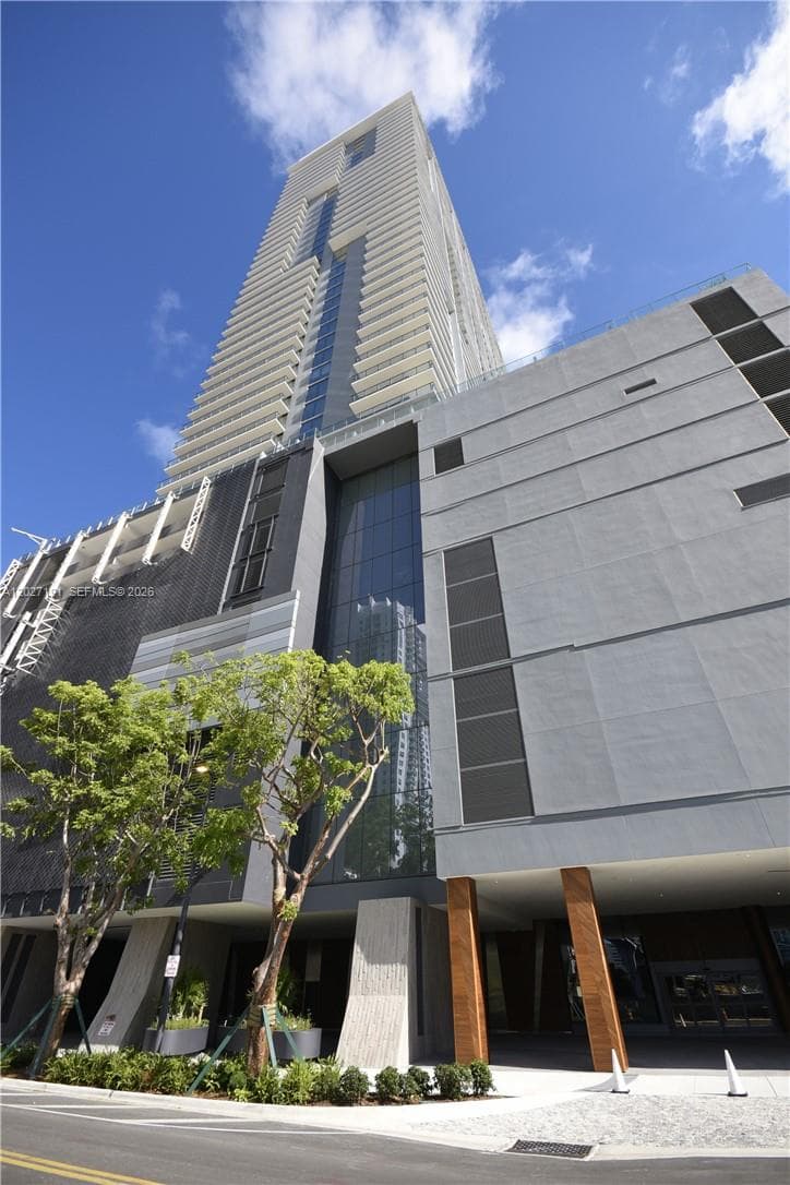 68 SE 6th St # 2812, Miami FL 33131 — 17