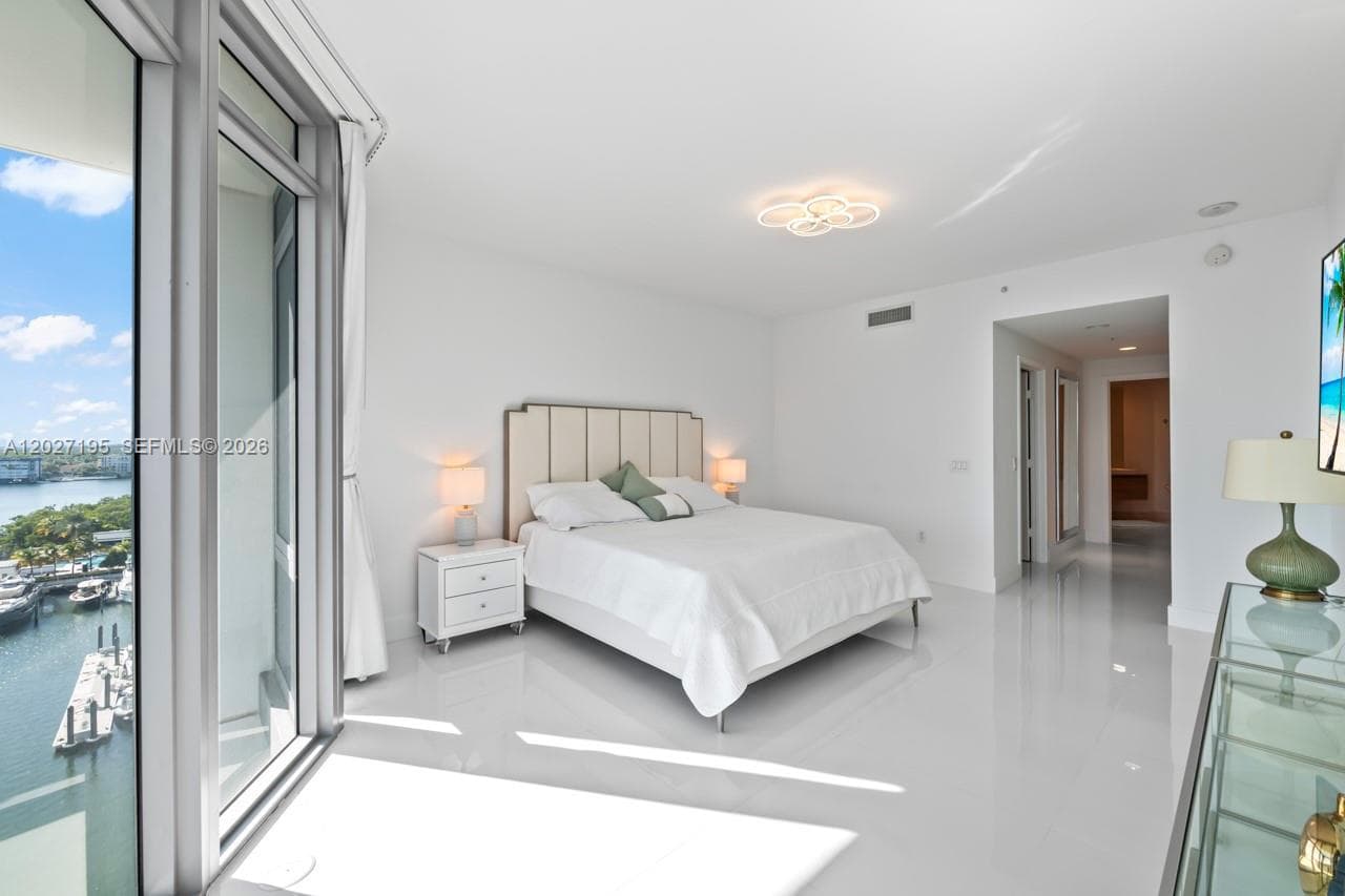 17301 Biscayne Blvd # 811, North Miami Beach FL 33160 — 26