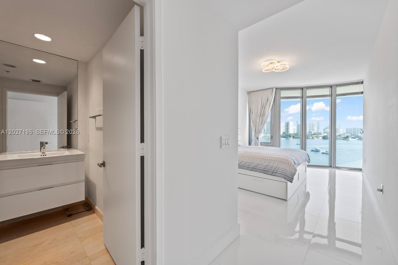 17301 Biscayne Blvd # 811, North Miami Beach FL 33160 — 33