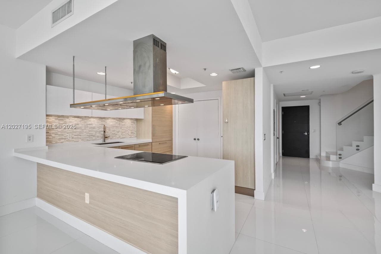 17301 Biscayne Blvd # 811, North Miami Beach FL 33160 — 19