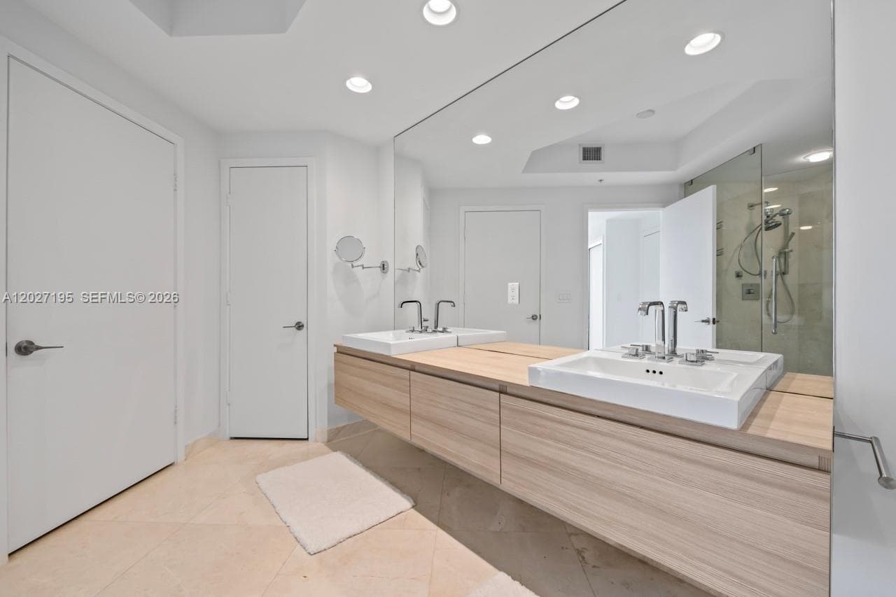 17301 Biscayne Blvd # 811, North Miami Beach FL 33160 — 29