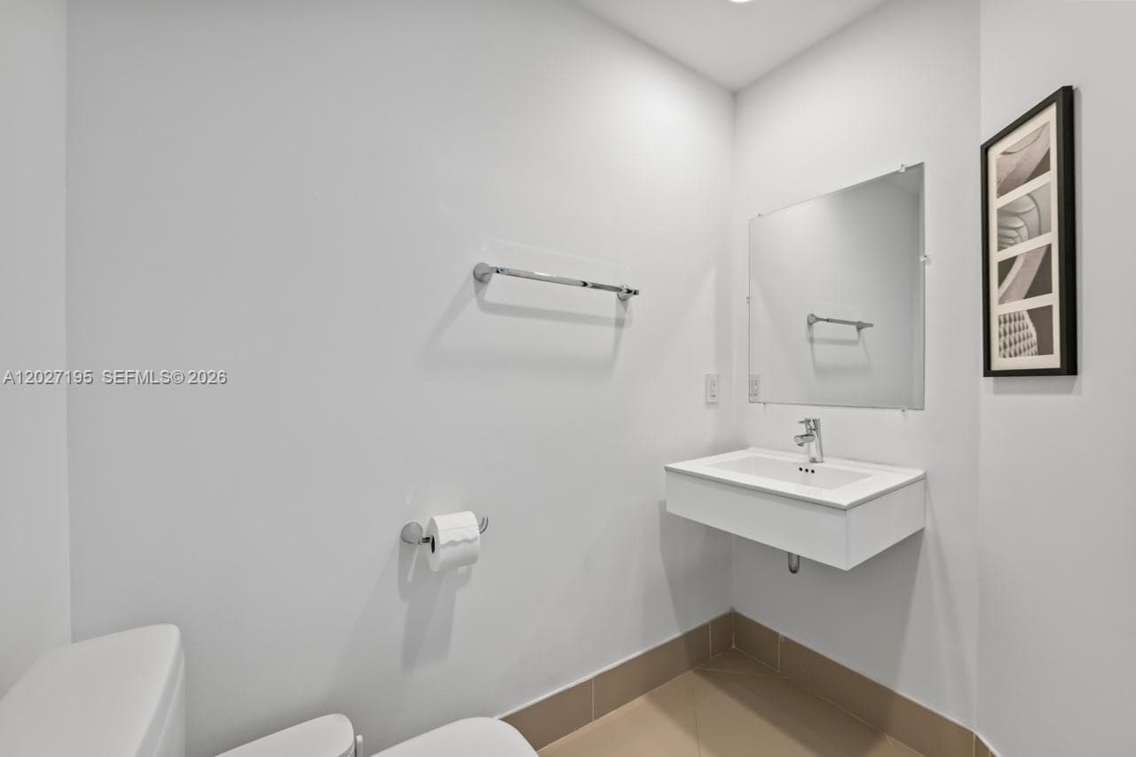 17301 Biscayne Blvd # 811, North Miami Beach FL 33160 — 21