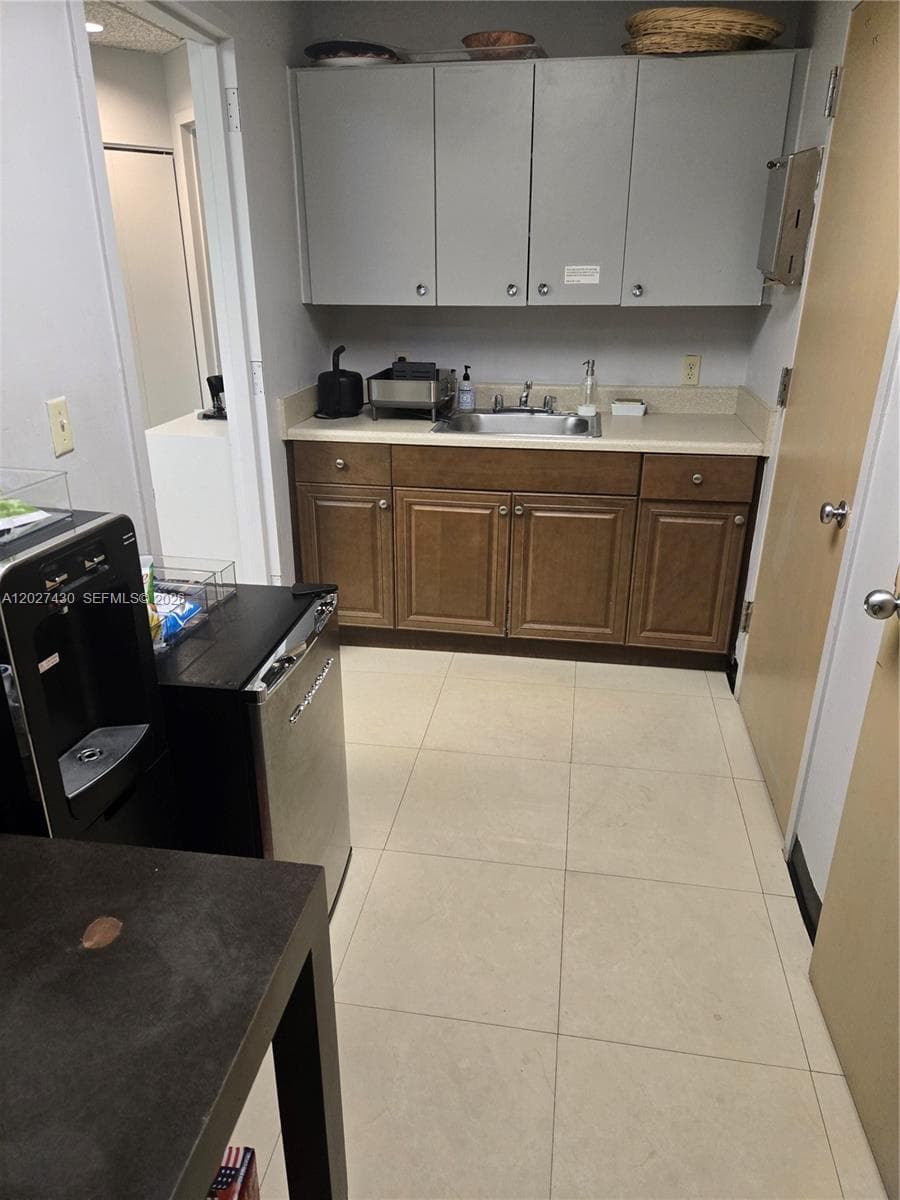 909 N Miami Beach Blvd # 201, North Miami Beach FL 33162 — 11