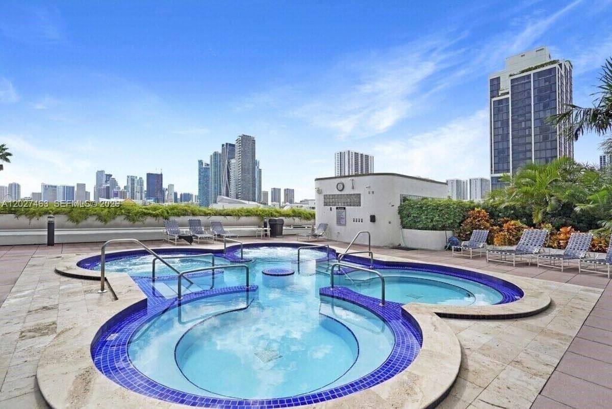 1717 N Bayshore Dr # 2440, Miami FL 33132 — 16